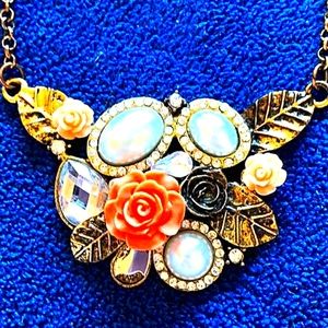 🧚‍♀️🦄Vintage Floral Goldtone Statement Necklace💙💖